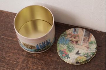 アンティーク雑貨　イギリスビンテージ　Grandma Wild's(グランマ・ワイルド)　淡い色合いが愛らしいティン缶(ブリキ缶、ビスケット缶)