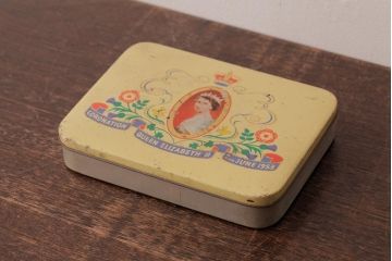アンティーク雑貨　イギリスビンテージ　Cadbury(キャドバリー)　女王エリザベス二世のティン缶(ブリキ缶)