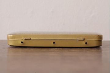 アンティーク雑貨　西洋ビンテージ　コンパクト　持ち運びもしやすい薄型のシガレット缶(ティン缶)