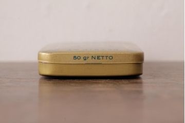 アンティーク雑貨　西洋ビンテージ　コンパクト　持ち運びもしやすい薄型のシガレット缶(ティン缶)