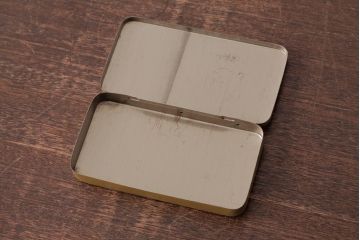 アンティーク雑貨　西洋ビンテージ　コンパクト　持ち運びもしやすい薄型のシガレット缶(ティン缶)