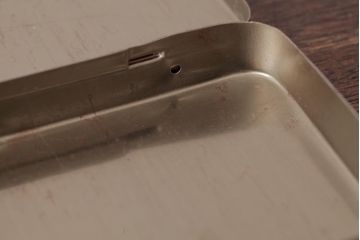 アンティーク雑貨　西洋ビンテージ　コンパクト　持ち運びもしやすい薄型のシガレット缶(ティン缶)
