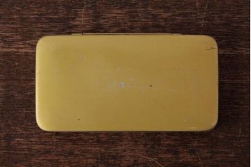 アンティーク雑貨　西洋ビンテージ　コンパクト　持ち運びもしやすい薄型のシガレット缶(ティン缶)