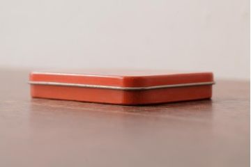 アンティーク雑貨　イギリスビンテージ　赤地に英字が書かれた絆創膏のティン缶(ブリキ缶)