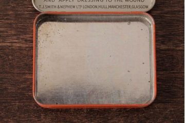アンティーク雑貨　イギリスビンテージ　赤地に英字が書かれた絆創膏のティン缶(ブリキ缶)
