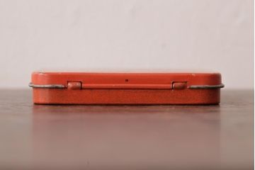 アンティーク雑貨　イギリスビンテージ　赤地に英字が書かれた絆創膏のティン缶(ブリキ缶)