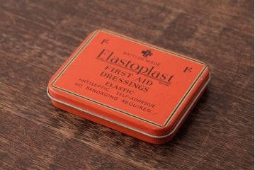アンティーク雑貨　イギリスビンテージ　赤地に英字が書かれた絆創膏のティン缶(ブリキ缶)