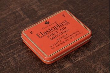アンティーク雑貨　イギリスビンテージ　赤地に英字が書かれた絆創膏のティン缶(ブリキ缶)
