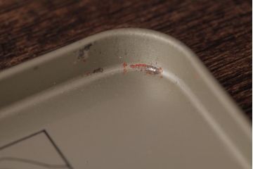 アンティーク雑貨　イギリスビンテージ　赤地に英字が書かれた絆創膏のティン缶(ブリキ缶)