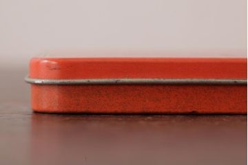 アンティーク雑貨　イギリスビンテージ　赤地に英字が書かれた絆創膏のティン缶(ブリキ缶)