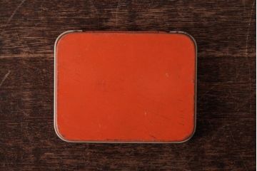 アンティーク雑貨　イギリスビンテージ　赤地に英字が書かれた絆創膏のティン缶(ブリキ缶)
