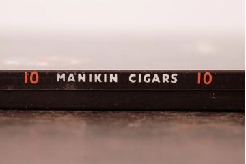 アンティーク雑貨　イギリスビンテージ　Manikin Cigars　シンプルで格好良いティン缶(シガレットケース、タバコ缶)