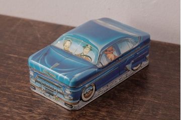 アンティーク雑貨　イギリスビンテージ　IAN LOGAN(イアン・ローガン)　CARLECTABLES　車の形のティン缶(ブリキ缶)