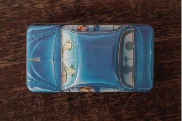 アンティーク雑貨　イギリスビンテージ　IAN LOGAN(イアン・ローガン)　CARLECTABLES　車の形のティン缶(ブリキ缶)