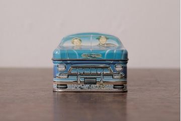 アンティーク雑貨　イギリスビンテージ　IAN LOGAN(イアン・ローガン)　CARLECTABLES　車の形のティン缶(ブリキ缶)