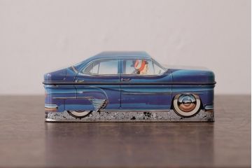 アンティーク雑貨　イギリスビンテージ　IAN LOGAN(イアン・ローガン)　CARLECTABLES　車の形のティン缶(ブリキ缶)