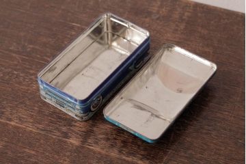 アンティーク雑貨　イギリスビンテージ　IAN LOGAN(イアン・ローガン)　CARLECTABLES　車の形のティン缶(ブリキ缶)