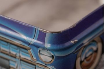 アンティーク雑貨　イギリスビンテージ　IAN LOGAN(イアン・ローガン)　CARLECTABLES　車の形のティン缶(ブリキ缶)