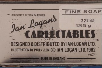 アンティーク雑貨　イギリスビンテージ　IAN LOGAN(イアン・ローガン)　CARLECTABLES　車の形のティン缶(ブリキ缶)