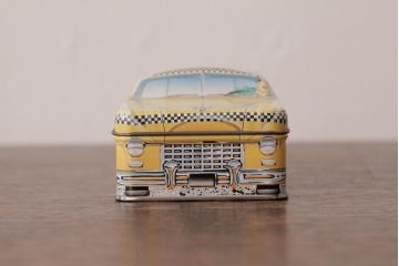 アンティーク雑貨　イギリスビンテージ　IAN LOGAN(イアン・ローガン)　TAXI 車の形のティン缶(ブリキ缶)