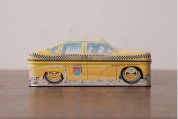 アンティーク雑貨　イギリスビンテージ　IAN LOGAN(イアン・ローガン)　TAXI 車の形のティン缶(ブリキ缶)