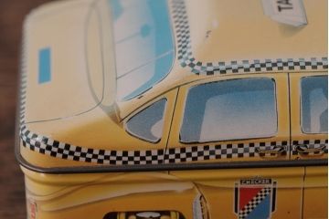 アンティーク雑貨　イギリスビンテージ　IAN LOGAN(イアン・ローガン)　TAXI 車の形のティン缶(ブリキ缶)