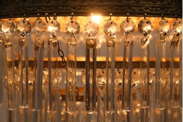 フランス製　細かな意匠が美しいガラスドロップシャンデリア(3灯、天井照明、吊り下げ照明)