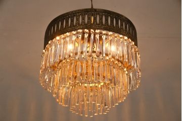 フランス製　細かな意匠が美しいガラスドロップシャンデリア(3灯、天井照明、吊り下げ照明)