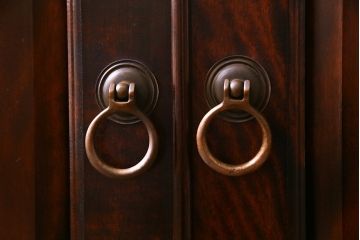 中古　九州民芸家具　上品さと高級感あふれる佇まいが魅力の食器棚(定価約80万円)(収納棚、カップボード)