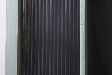 ペイント建具　赤い色ガラスがアクセントのフレンチシャビーなガラス戸2枚セット(窓、引戸)