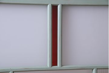 ペイント建具　赤い色ガラスがアクセントのフレンチシャビーなガラス戸2枚セット(窓、引戸)