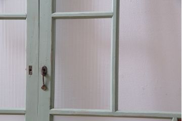 ペイント建具　赤い色ガラスがアクセントのフレンチシャビーなガラス戸2枚セット(窓、引戸)