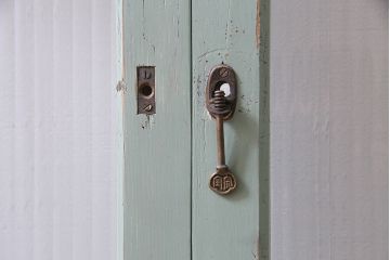 ペイント建具　赤い色ガラスがアクセントのフレンチシャビーなガラス戸2枚セット(窓、引戸)