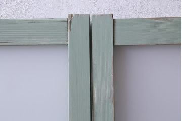 ペイント建具　赤い色ガラスがアクセントのフレンチシャビーなガラス戸2枚セット(窓、引戸)