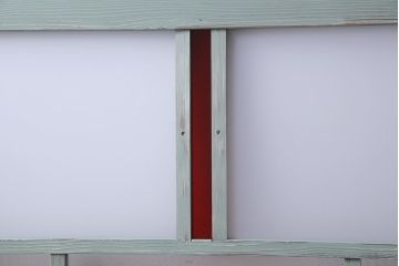 ペイント建具　赤い色ガラスがアクセントのフレンチシャビーなガラス戸2枚セット(窓、引戸)