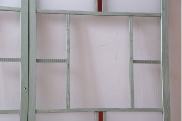 ペイント建具　赤い色ガラスがアクセントのフレンチシャビーなガラス戸2枚セット(窓、引戸)