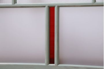 ペイント建具　赤い色ガラスがアクセントのフレンチシャビーなガラス戸2枚セット(窓、引戸)