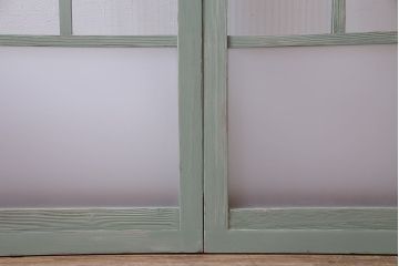 ペイント建具　赤い色ガラスがアクセントのフレンチシャビーなガラス戸2枚セット(窓、引戸)