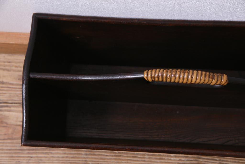 アンティーク家具　栓材製　落ち着いた雰囲気の上質なマガジンラック(本立て、収納)