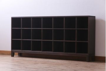 アンティーク家具　和製アンティーク　学校ロッカーをリメイクした脚付き3×7マス目棚(ロッカー、収納棚、下駄箱、本棚)