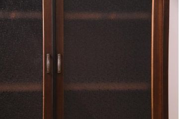 レトロ家具　昭和中期　ダイヤガラス入り　レトロな雰囲気が味のある脚付き戸棚(収納棚、キャビネット)