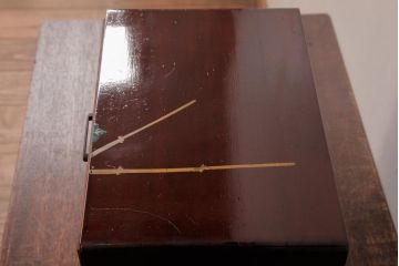 アンティーク家具　和製アンティーク　蒔絵が場を華やがせる素朴な小引き出し(小物収納)