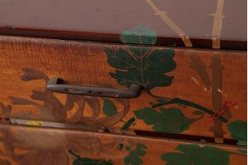 アンティーク家具　和製アンティーク　蒔絵が場を華やがせる素朴な小引き出し(小物収納)