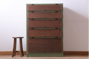 リメイク家具　グリーンのペイントと木材のコントラストがレトロな印象与えるパタパタ扉の収納棚(5段タイプ)(戸棚、下駄箱)