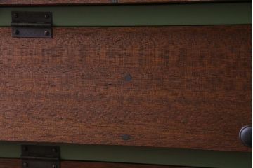 リメイク家具　グリーンのペイントと木材のコントラストがレトロな印象与えるパタパタ扉の収納棚(5段タイプ)(戸棚、下駄箱)
