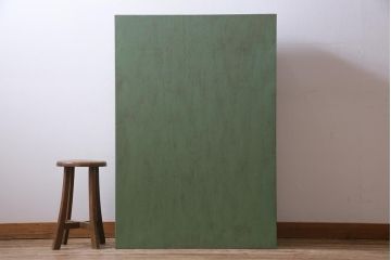 リメイク家具　グリーンのペイントと木材のコントラストがレトロな印象与えるパタパタ扉の収納棚(5段タイプ)(戸棚、下駄箱)