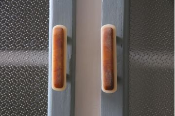 イギリスビンテージ　ペイント家具　レトロなデザインが可愛らしいキッチンキャビネット(収納棚、食器棚、キッチンボード)