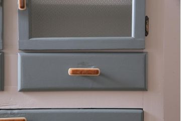 イギリスビンテージ　ペイント家具　レトロなデザインが可愛らしいキッチンキャビネット(収納棚、食器棚、キッチンボード)