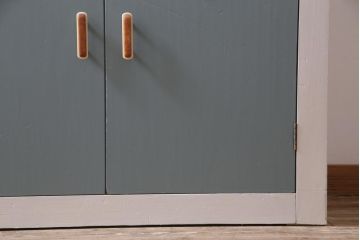 イギリスビンテージ　ペイント家具　レトロなデザインが可愛らしいキッチンキャビネット(収納棚、食器棚、キッチンボード)