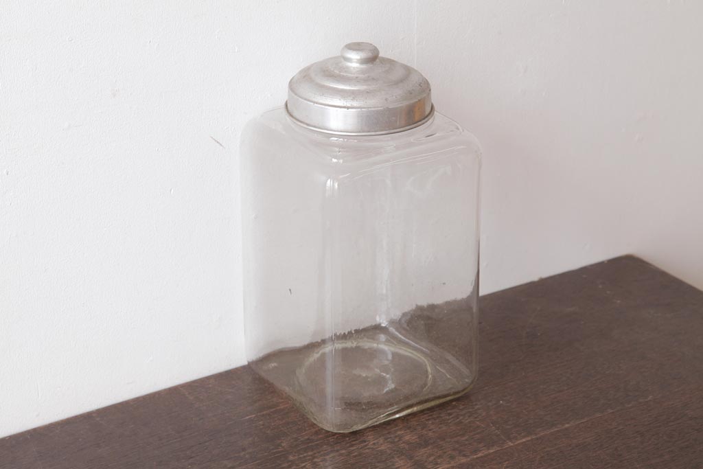 アンティーク雑貨　昭和期　丸みを帯びたシルエットがレトロなガラス瓶(ガラスビン、角瓶)